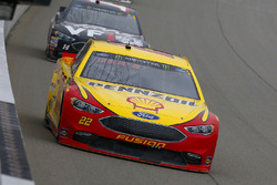 Joey Logano, Team Penske, Ford Fusion Shell Pennzoil and Clint Bowyer, Stewart-Haas Racing, Chevrolet Camaro Haas 30 Years of the VF1