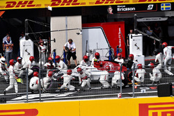 Charles Leclerc, Sauber C37 pit stop