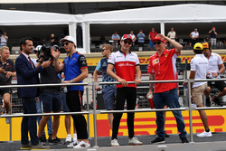 Charles Leclerc, Sauber, Kimi Raikkonen, Ferrari lors de la parade des pilotes