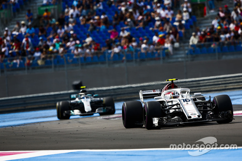Charles Leclerc, Sauber C37, devant Valtteri Bottas, Mercedes AMG F1 W09