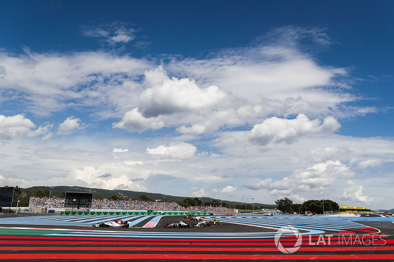 Marcus Ericsson, Sauber C37, devant Romain Grosjean, Haas F1 Team VF-18, et Sergio Perez, Force India VJM11
