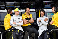 Nico Hulkenberg, Renault Sport F1 Team, Cyril Abiteboul, directeur général de Renault Sport Racing et Carlos Sainz Jr., Renault Sport F1 Team sur le muret des stands