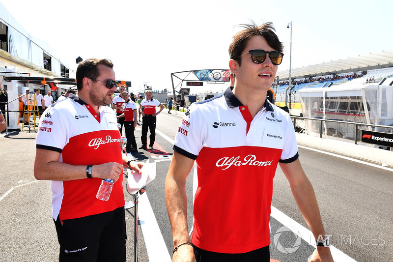 Charles Leclerc, Sauber, cammina lungo il circuito