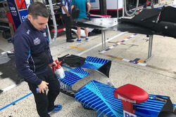 Meccanico a lavoro sui pezzi di ricambio della Cetilar Villorba Corse Dallara P217 Gibson #47