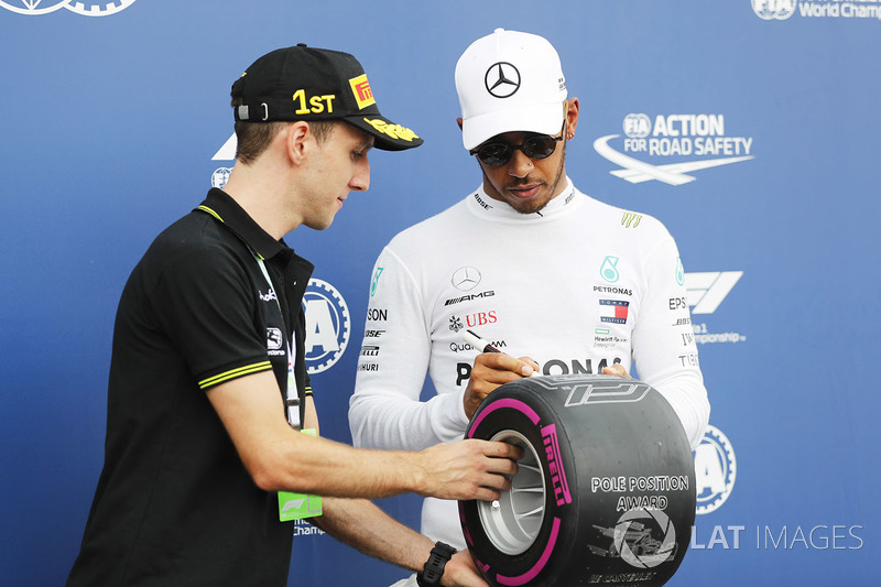 Il ciclista su strada Simon Yates posa per una foto con Lewis Hamilton, Mercedes AMG F1, dopo le qualifiche