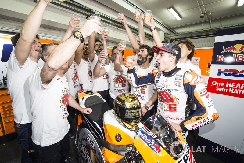 Campeón del mundo Marc Márquez, Repsol Honda Team celebra con el equipo
