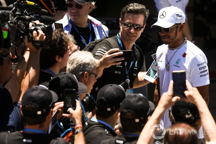 Lewis Hamilton, Mercedes AMG F1 con fans