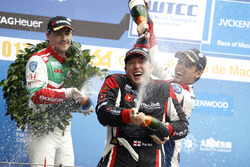Podium: Race winner Rob Huff, All-Inkl Motorsport, Citroën C-Elysée WTCC, Norbert Michelisz, Honda Racing Team JAS, Honda Civic WTCC, Tom Chilton, Sébastien Loeb Racing, Citroën C-Elysée WTCC