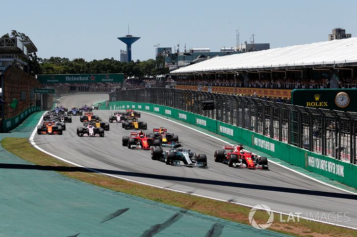Valtteri Bottas, Mercedes-Benz F1 W08 y Sebastian Vettel, Ferrari SF70H lucha por la posición