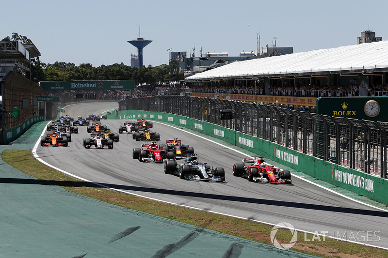 Valtteri Bottas, Mercedes-Benz F1 W08 y Sebastian Vettel, Ferrari SF70H lucha por la posición