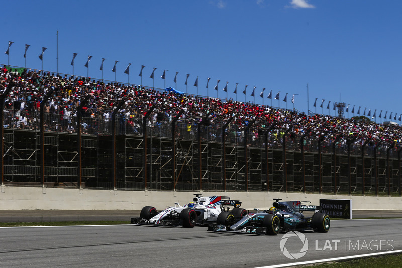 Lewis Hamilton, Mercedes AMG F1 W08, passes Felipe Massa, Williams FW40