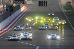 Partenza: #1 Porsche Team Porsche 919 Hybrid: Neel Jani, Andre Lotterer, Nick Tandy al comando davanti a #7 Toyota Gazoo Racing Toyota TS050-Hybrid: Mike Conway, Kamui Kobayashi, Jose Maria Lopez
