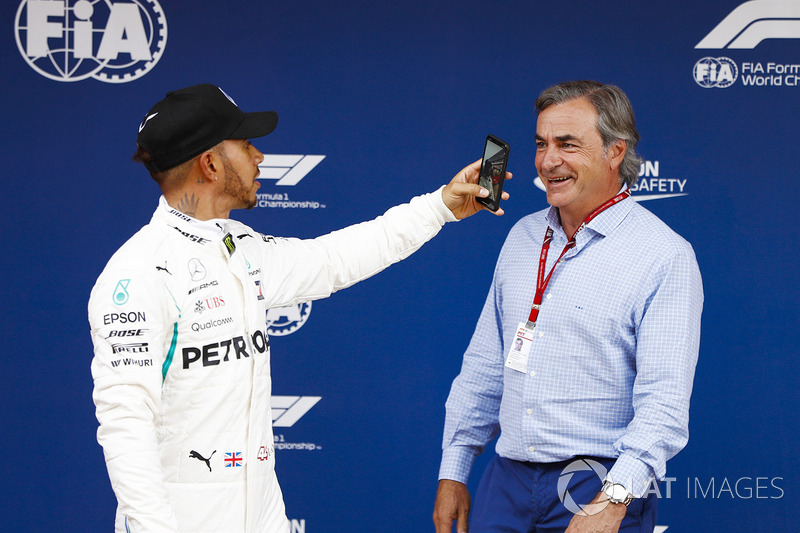 Lewis Hamilton, Mercedes AMG F1, celebra su pole position con Carlos Sainz