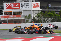 Daniel Ricciardo, Red Bull Racing RB14 leads Kevin Magnussen, Haas F1 Team VF-18
