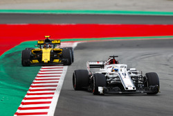 Marcus Ericsson, Sauber C37, Carlos Sainz Jr., Renault Sport F1 Team R.S. 18