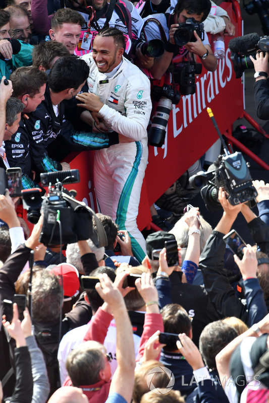 Hamilton tarolt a Mercedesszel Barcelonában - F1 2018