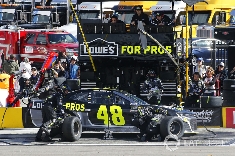 Jimmie Johnson, Hendrick Motorsports, Chevrolet Camaro Lowe's for Pros pit stop