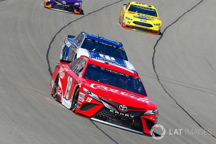 Daniel Suárez, Joe Gibbs Racing, Toyota Camry Coca-Cola and Alex Bowman, Hendrick Motorsports, Chevr