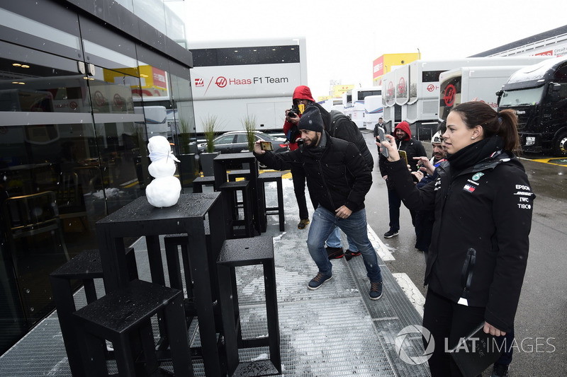 Boneco de neve no motorhome da Mercedes AMG F1