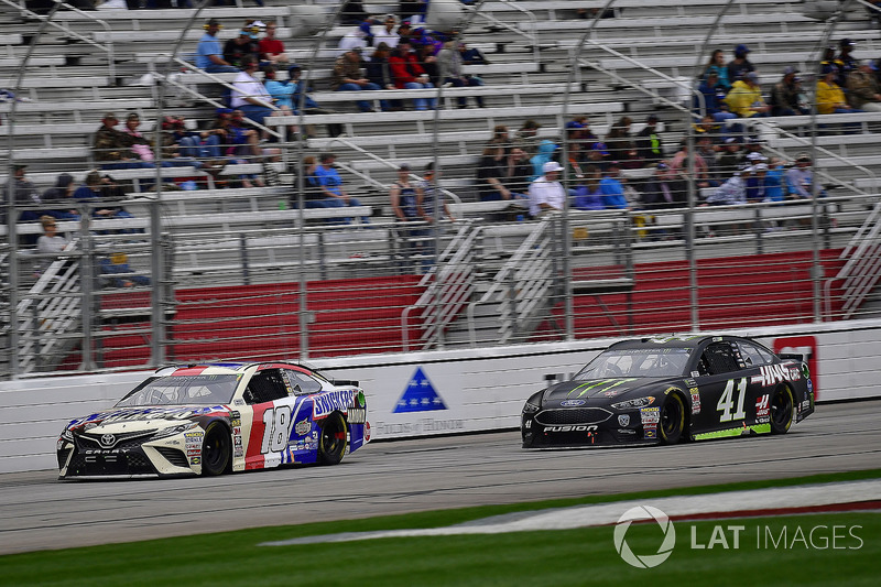 Kyle Busch, Joe Gibbs Racing, Snickers Almond Toyota Camry and Kurt Busch, Stewart-Haas Racing, Monster Energy/Haas Automation Ford Fusion