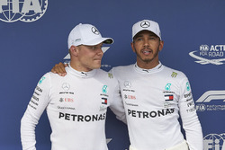 Les pilotes de la première ligne, Valtteri Bottas, Mercedes AMG F1, et le poleman Lewis Hamilton, Mercedes AMG F1