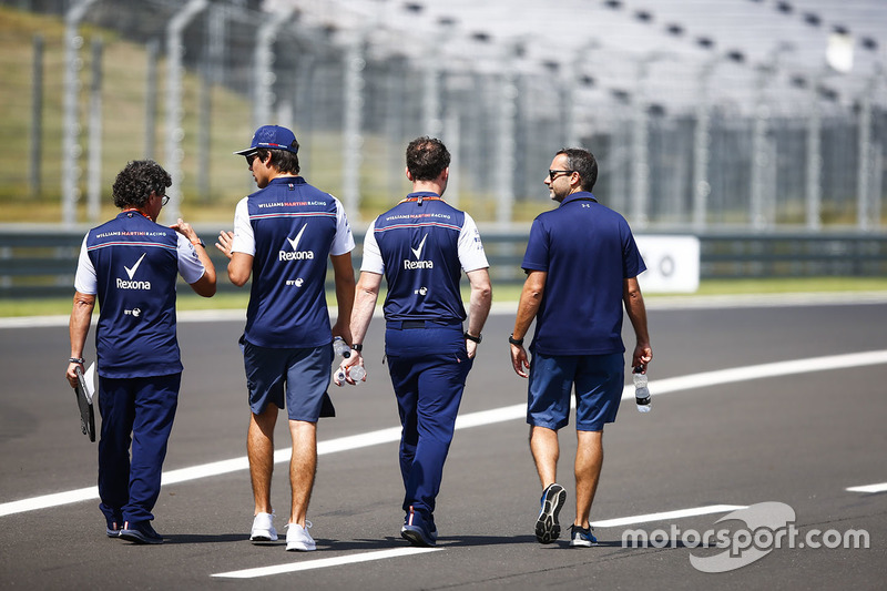 Lance Stroll, Williams Racing, cammina lungo il circuito con Luca Baldisserri, ingegnere, Williams F1, e il suo team