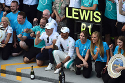 Lewis Hamilton, Mercedes-AMG F1 ve Valtteri Bottas, Mercedes-AMG F1 takım ile zaferi kutluyor