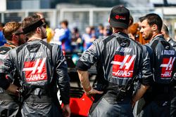 Les mécaniciens Haas F1 travaillent sur la grille