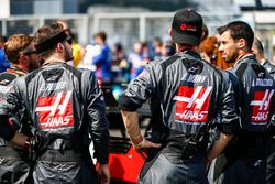 Haas F1 engineers at work on the grid