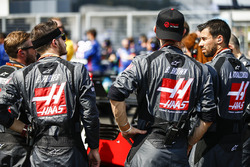 Les mécaniciens Haas F1 travaillent sur la grille