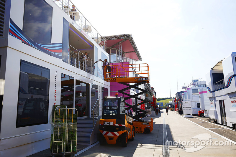Tim Williams menyiapkan area paddock hospitality