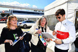 Charles Leclerc, Alfa Romeo Sauber F1 Team firma autógrafos para sus fanáticos