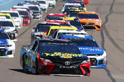 Martin Truex Jr., Furniture Row Racing, Toyota Camry 5-hour ENERGY/Bass Pro Shops y Kyle Larson, Chi