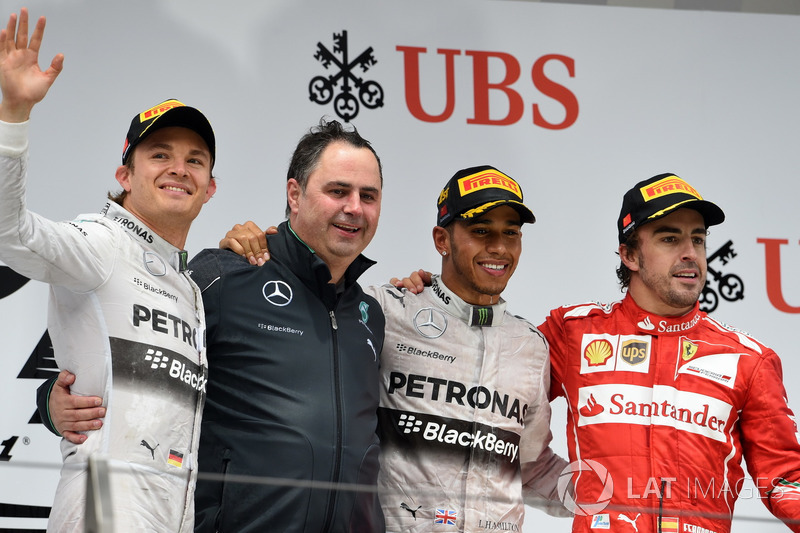 Podium: tweede Nico Rosberg, Mercedes AMG F1, Ron Meadows, Mercedes AMG F1 Team Manager, winnaar Lew