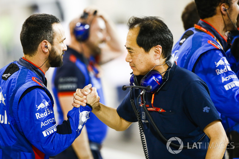 Toyoharu Tanabe, F1 Technical Director, Honda, celebrates a good result with Toro Rosso team mambers