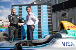 Alain Dehaze, CEO del Gruppo Adecco, stringe la mano ad Alejandro Agag, CEO e fondatore della Formula E