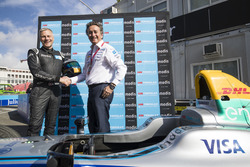 Alain Dehaze, CEO del Gruppo Adecco, stringe la mano ad Alejandro Agag, CEO e fondatore della Formula E