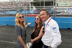 La actriz Sienna Miller con Alejandro Agag, CEO, Formula E