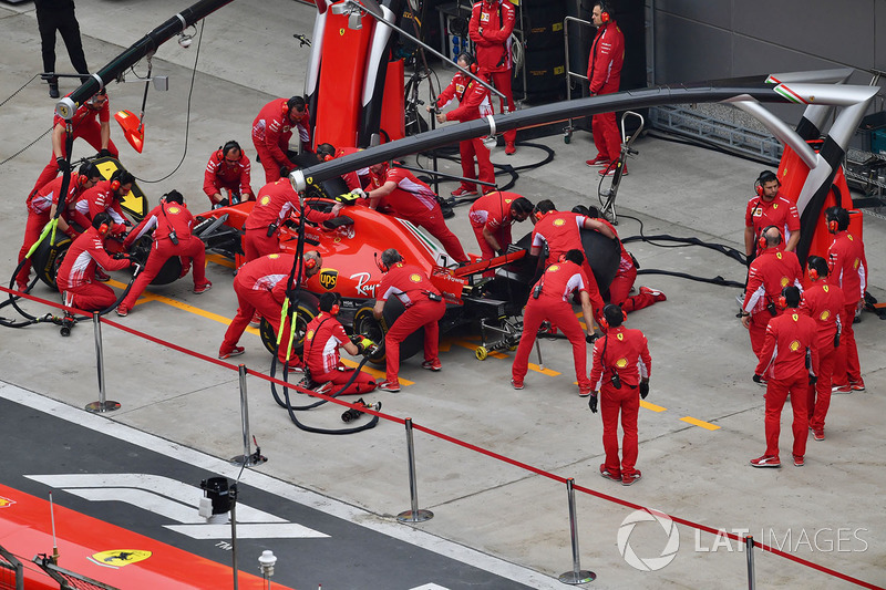 Команда Ferrari отрабатывает процедуру пит-стопа
