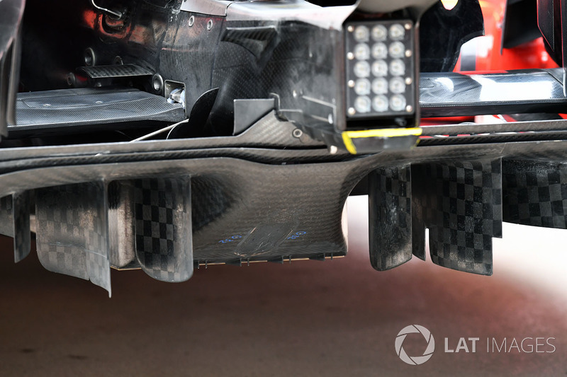 Um close do difusor da Ferrari