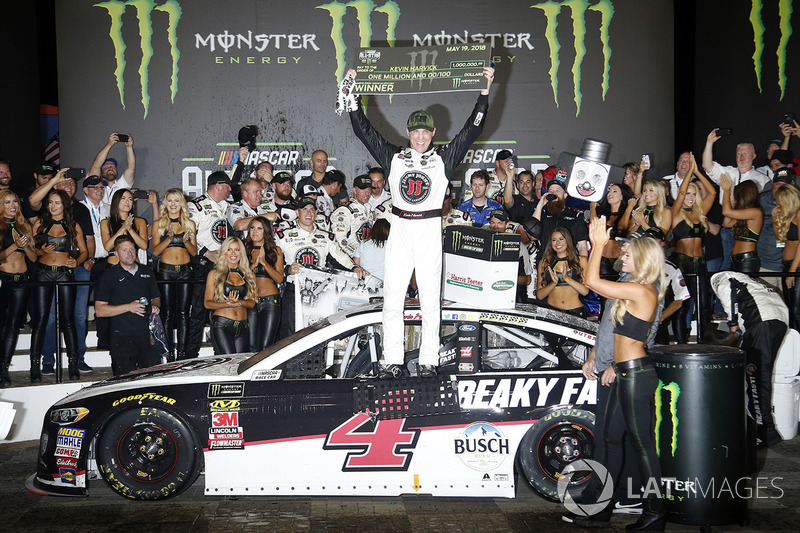 Race winner Kevin Harvick, Stewart-Haas Racing Ford