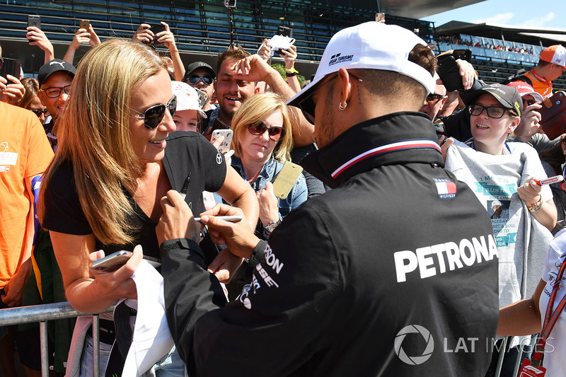 Lewis Hamilton, Mercedes-AMG F1 signs autographs for the fans