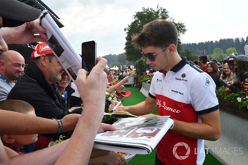 Charles Leclerc, Sauber signe des autographes pour les fans