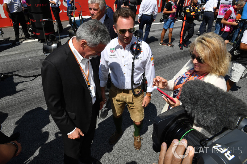 Chase Carey, président du Formula One Group et Christian Horner, directeur de Red Bull Racing Team Principal sur la grille