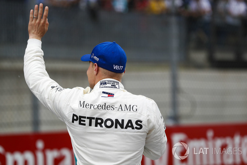 Le poleman Valtteri Bottas, Mercedes AMG F1, salue les fans