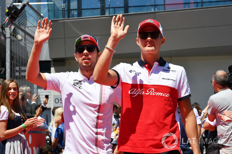 Sergio Perez, Force India et Marcus Ericsson, Sauber lors de la parade des pilotes