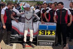 Porsche 919: Timo Bernhard with the record time board