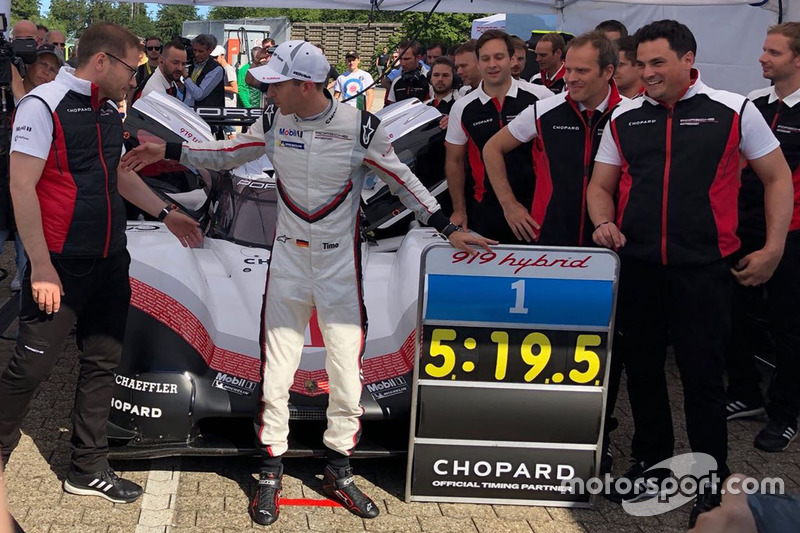 Porsche 919 : Timo Bernhard et le panneau du record