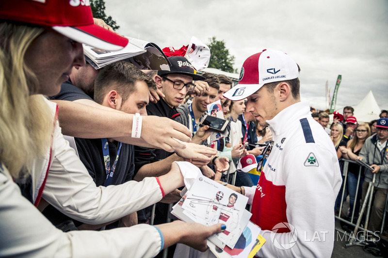 Charles Leclerc, Sauber, firma autografi ai tifosi