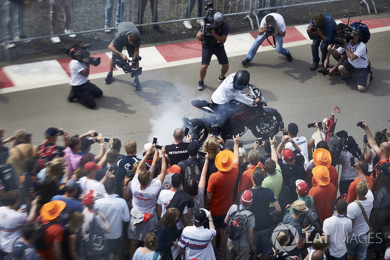 Lewis Hamilton, Mercedes AMG F1, con su moto